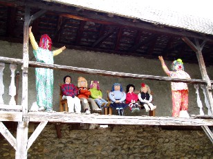 Les mounaques, poup�es remplie de foin dans le village de Campan