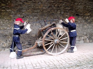 Les mounaques, poup�es remplie de foin dans le village de Campan