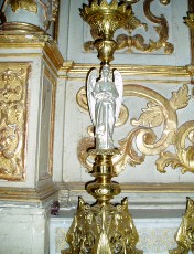 Les bougeoires avec � leur pieds les lions. La lumi�re �tant soutenue par les anges