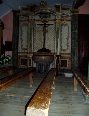 Fonts baptismaux avec les premiers bancs d'�glise...