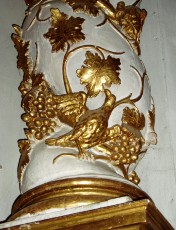 Ornement du retable o� picorent les colombes