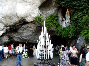La Grotte de Massabielle, la Cath�drale est �rig�e en-dessus